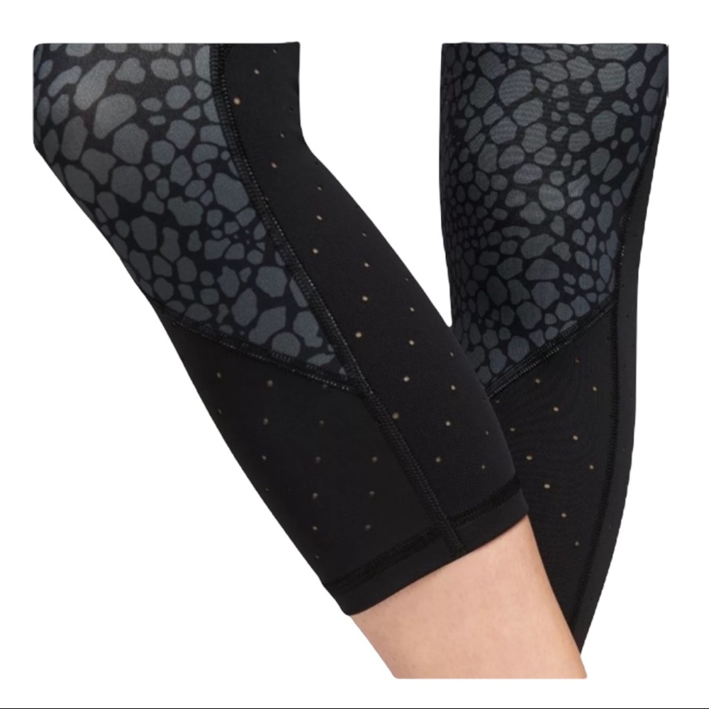 Athleta Crocodile Stealth TruCool Capri Skulptek Medium - Picture 2 of 14